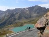 Sjezd z Passo di Gavia s Lago Negro v pozad